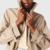 Trench coat com capuz removível
