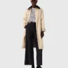 Trench coat com mangas e gola em contraste