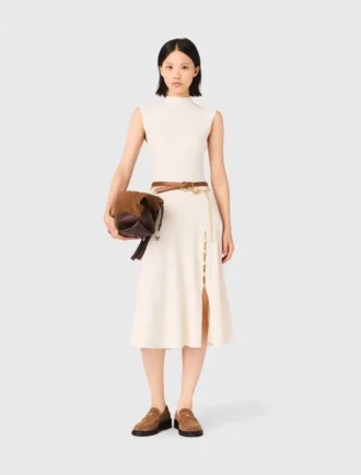 Vestido canelado com fenda lateral