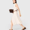 Vestido canelado com fenda lateral