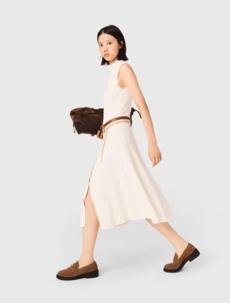 Vestido canelado com fenda lateral