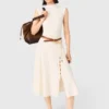 Vestido canelado com fenda lateral
