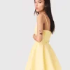 Vestido com alças e saia em leque