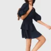 Vestido com folhos e strass