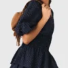 Vestido com folhos e strass