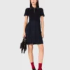 Vestido com gola polo plissada