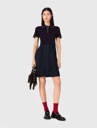 Vestido com gola polo plissada