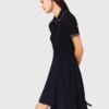 Vestido com gola polo plissada