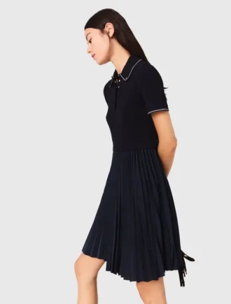 Vestido com gola polo plissada