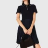 Vestido com gola polo plissada
