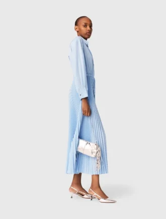 Vestido comprido plissado com ilhós