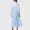 Vestido comprido plissado com ilhós