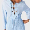 Vestido comprido plissado com ilhós