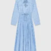 Vestido comprido plissado com ilhós