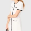 Vestido curto com acabamentos contrastantes