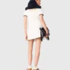 Vestido curto com acabamentos contrastantes