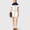 Vestido curto com acabamentos contrastantes