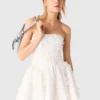 Vestido curto com corpete bordado Vestido curto com corpete bordado