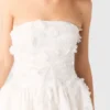 Vestido curto com corpete bordado Vestido curto com corpete bordado