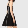 Vestido curto com detalhes de pesponto