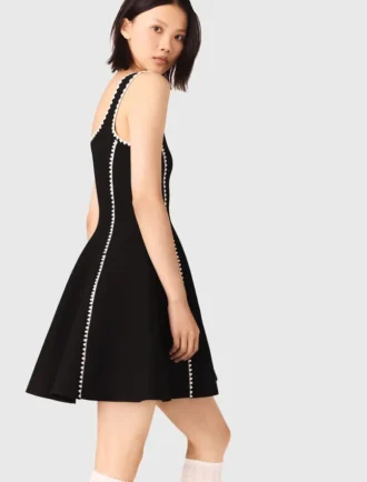 Vestido curto com detalhes de pesponto