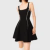 Vestido curto com detalhes de pesponto