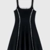 Vestido curto com detalhes de pesponto