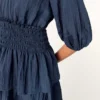 Vestido curto com folhos