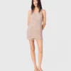 Vestido curto com forro e bordado de contas
