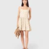 Vestido curto com padrão e corte evasê