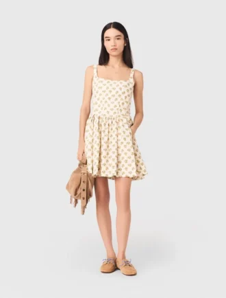 Vestido curto com padrão e corte evasê