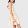 Vestido curto com padrão e corte evasê