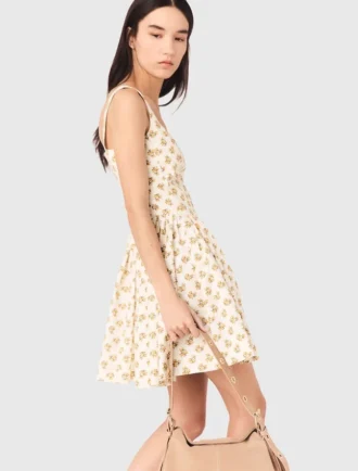 Vestido curto com padrão e corte evasê