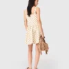Vestido curto com padrão e corte evasê