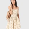 Vestido curto com padrão e corte evasê