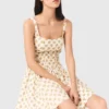 Vestido curto com padrão e corte evasê
