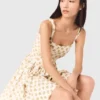 Vestido curto com padrão e corte evasê
