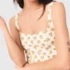 Vestido curto com padrão e corte evasê