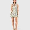 Vestido curto com padrão e sem costas