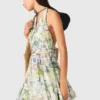 Vestido curto com padrão e sem costas