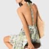 Vestido curto com padrão e sem costas