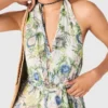 Vestido curto com padrão e sem costas