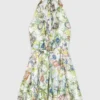 Vestido curto com padrão e sem costas