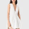Vestido curto com saia em leque e costas abertas
