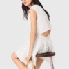 Vestido curto com saia em leque e costas abertas