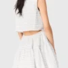 Vestido curto com saia em leque e costas abertas