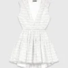 Vestido curto com saia em leque e costas abertas