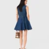Vestido curto de ganga com corte evasê