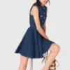 Vestido curto de ganga com corte evasê