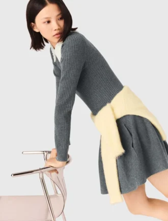 Vestido curto de malha com gola com contas